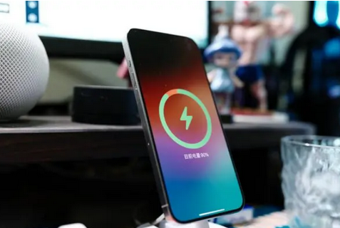 潮安苹果15换屏服务分享用什么充电器给iPhone15充电更好 